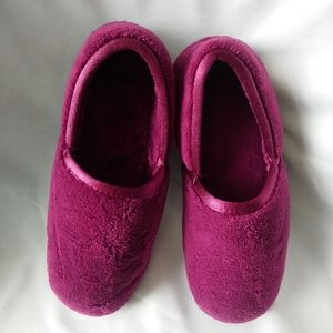 NWOT Isotoner Ladies Slippers